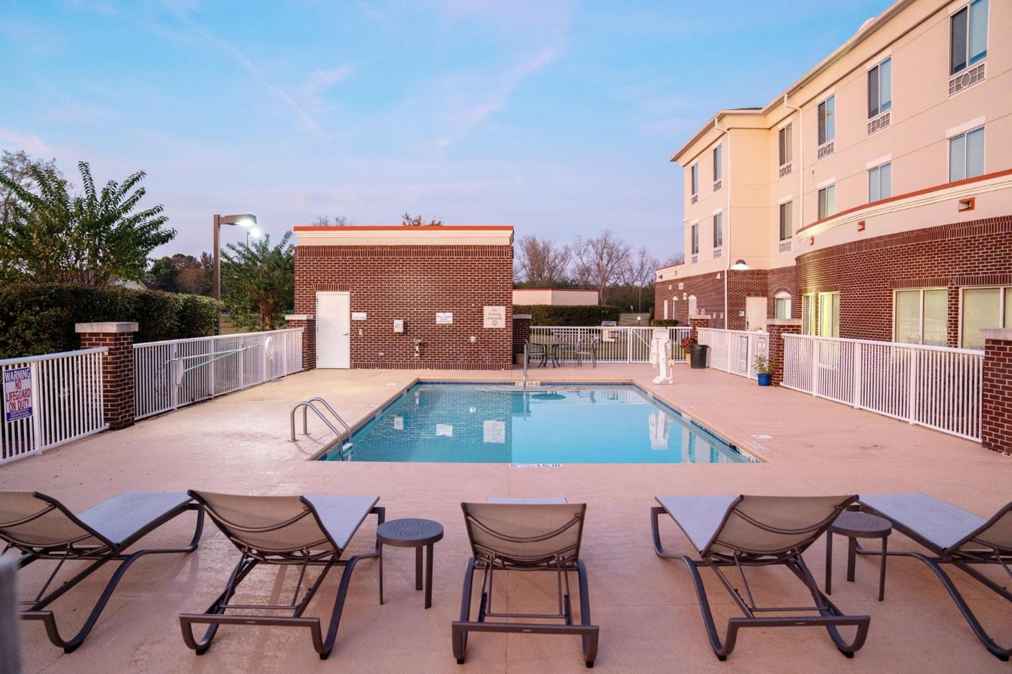 Holiday Inn Express Pembroke By Ihg Zewnętrze zdjęcie