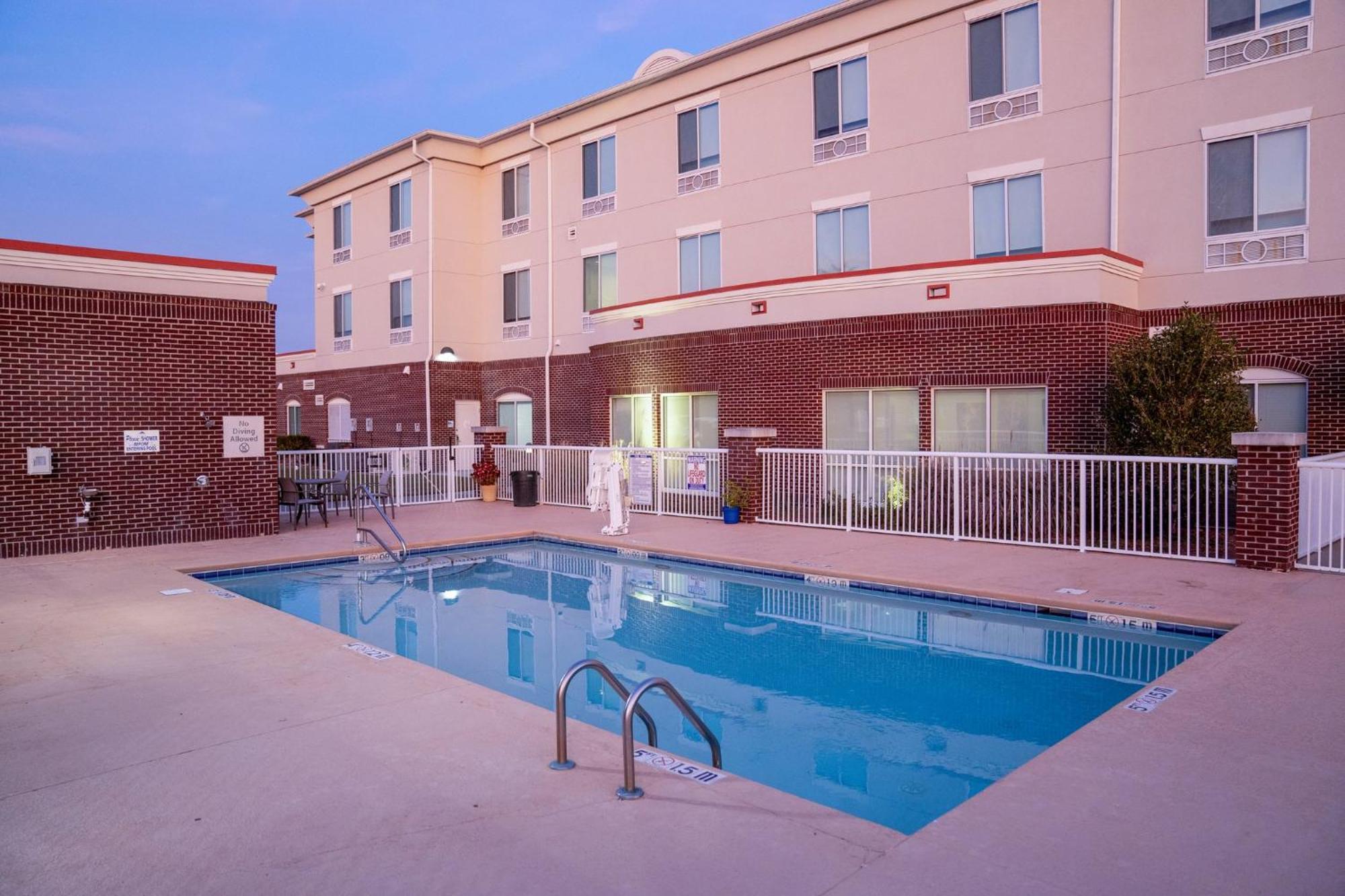 Holiday Inn Express Pembroke By Ihg Zewnętrze zdjęcie