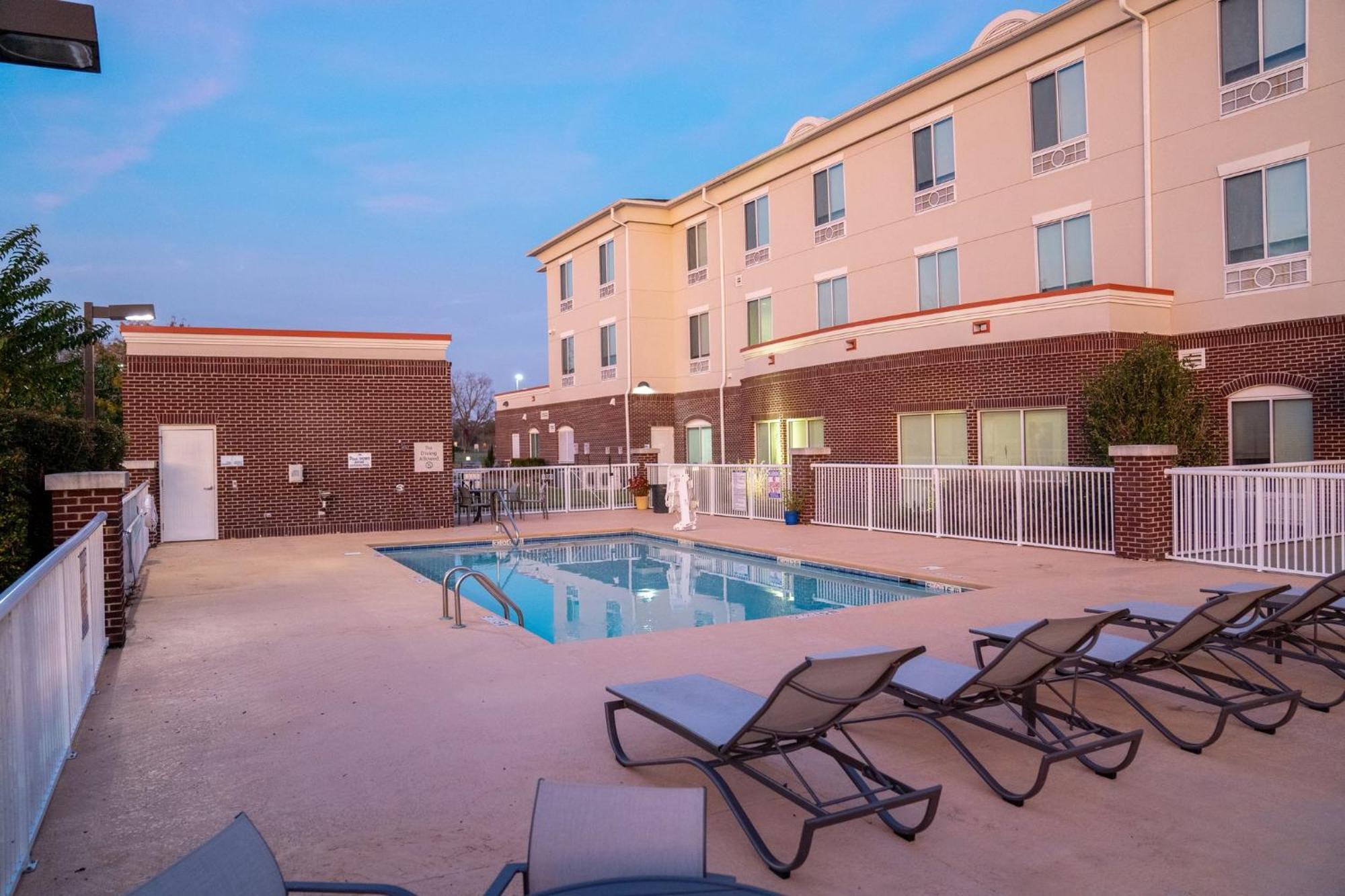Holiday Inn Express Pembroke By Ihg Zewnętrze zdjęcie